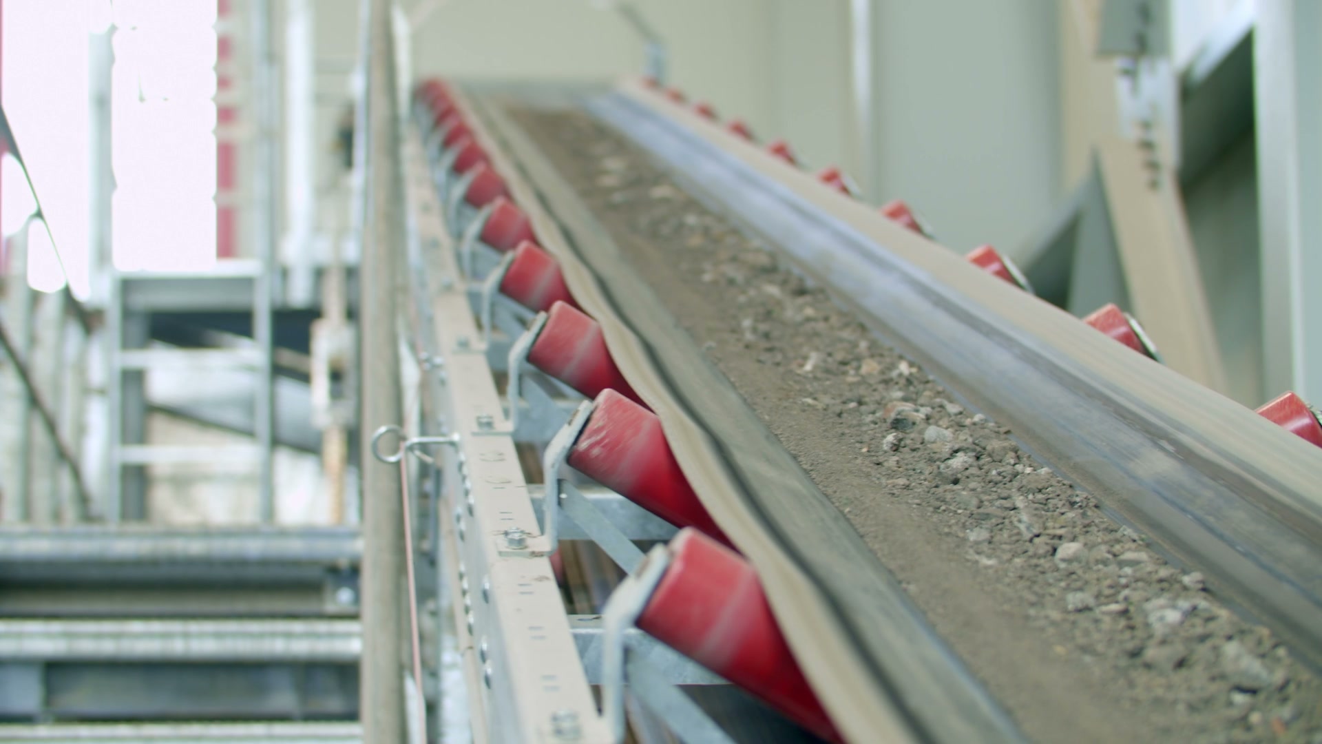 Incinerator bottom ash on a conveyor belt at Centro Uno